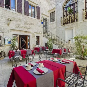 https://palace-derossi.hotels-in-trogir.com